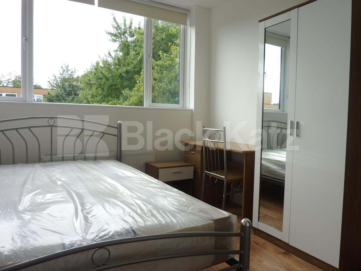 			SPACIOUS 3 BED FLAT SUITABLE FOR 4 SHARERS, 4 Bedroom, 1 bath, 1 reception Flat			 ROWSTOCK GARDENS , CAMDEN